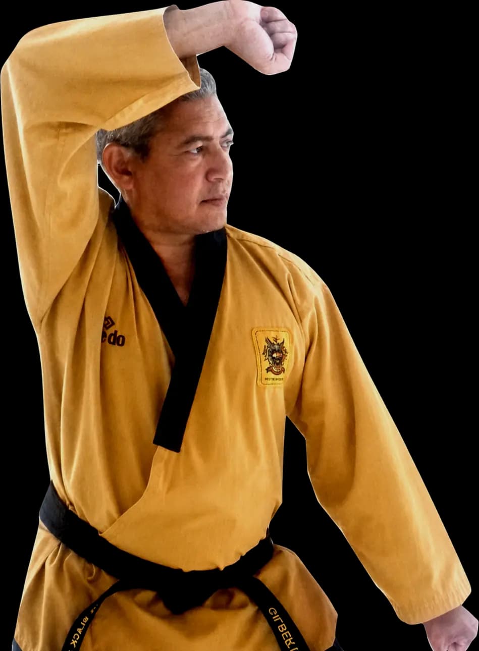 Grão-Mestre Gilberto Silva, fundador da The Black Belt Foundation Brasil, em uniforme dourado e faixa preta