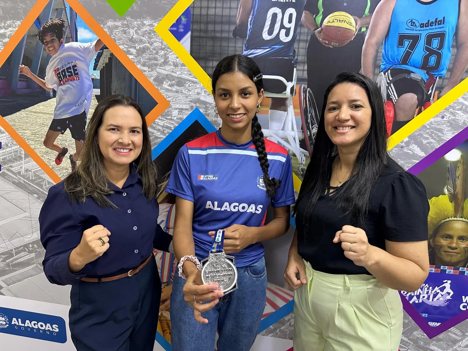 Gabriela Monteiro segurando a medalha de prata ao lado de sua equipe