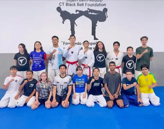 Equipe de Lagoa da Canoa reunida com troféus